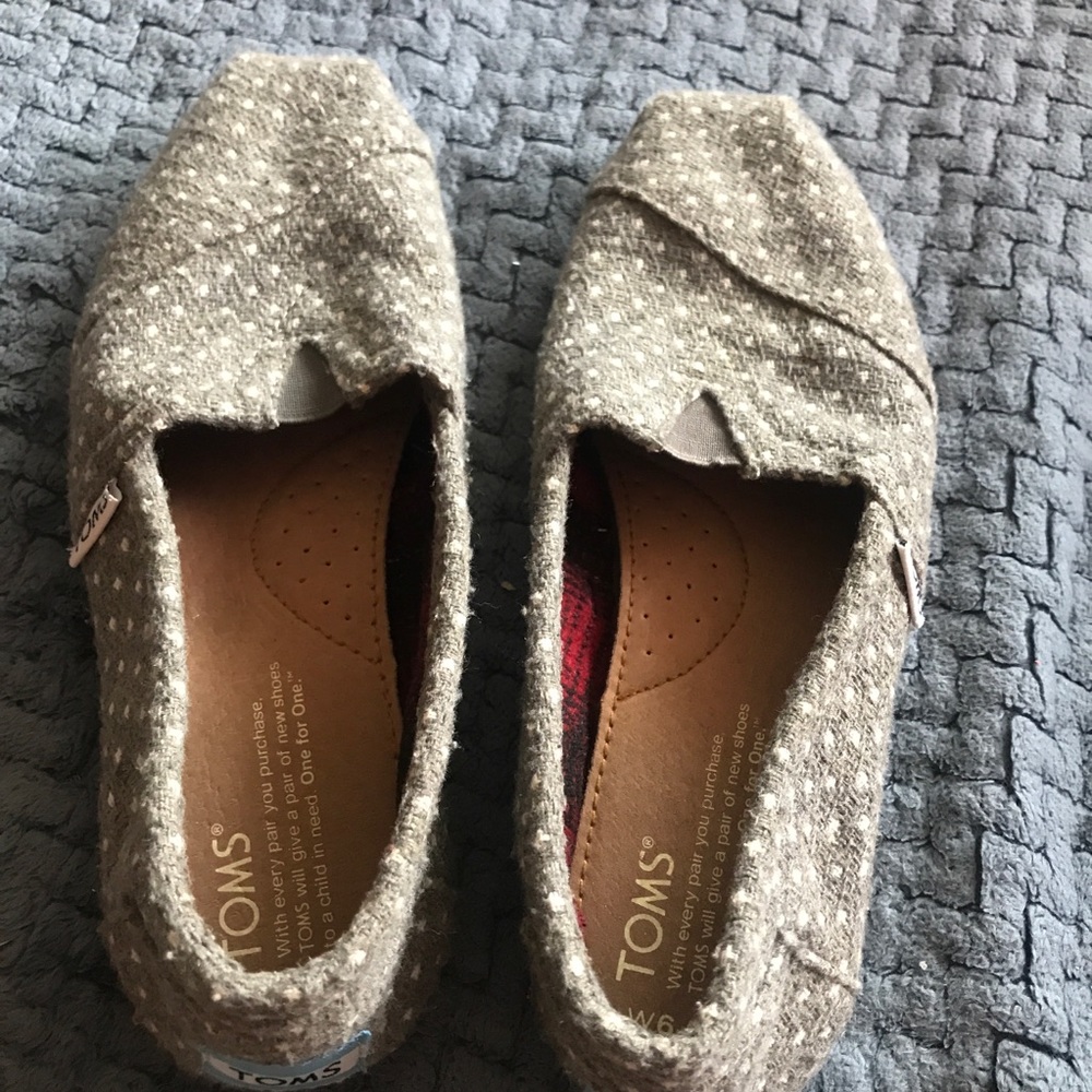 ✨grey polka dot toms 🦛